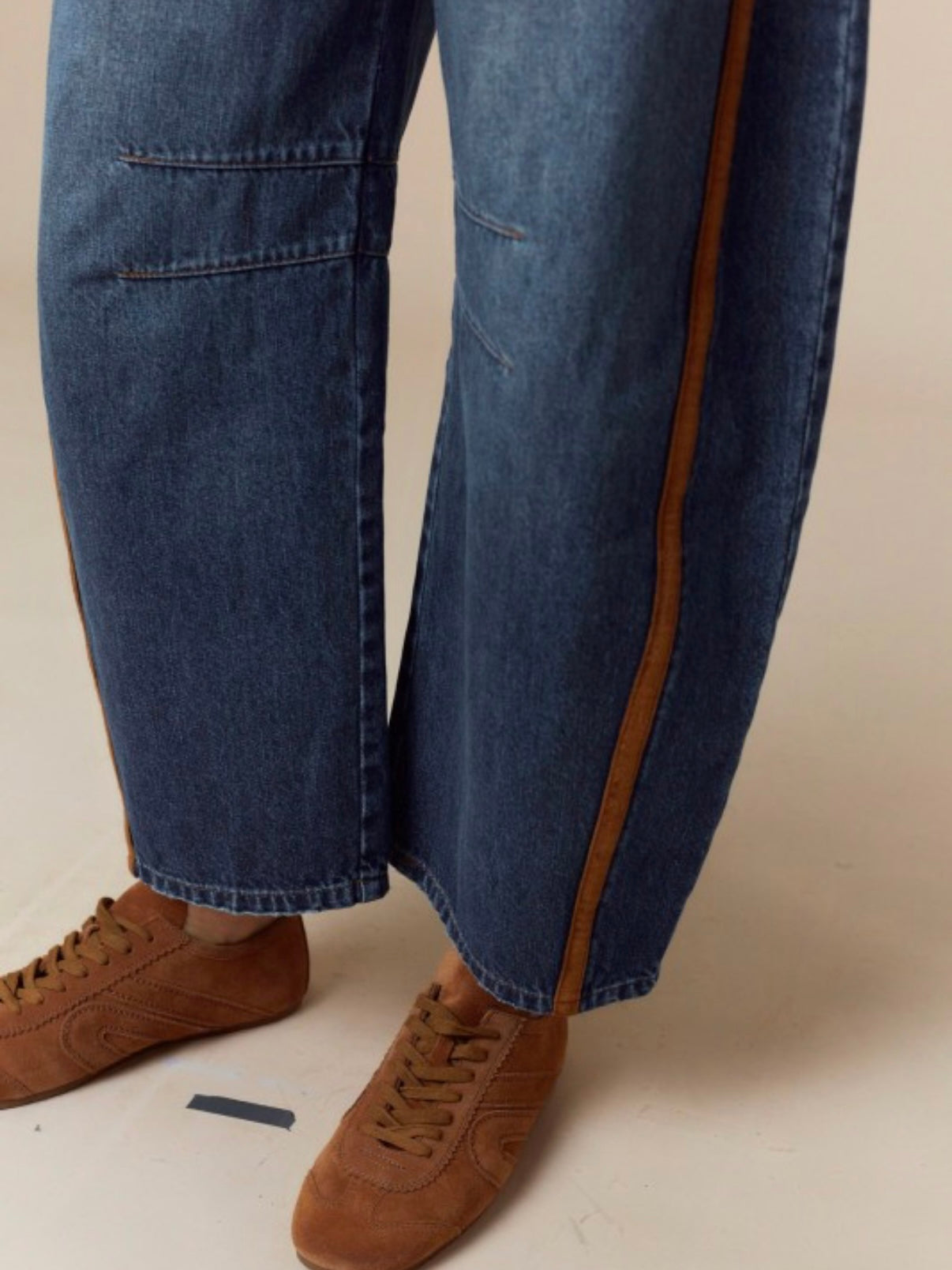 Blue and brown details barrel jeans pants