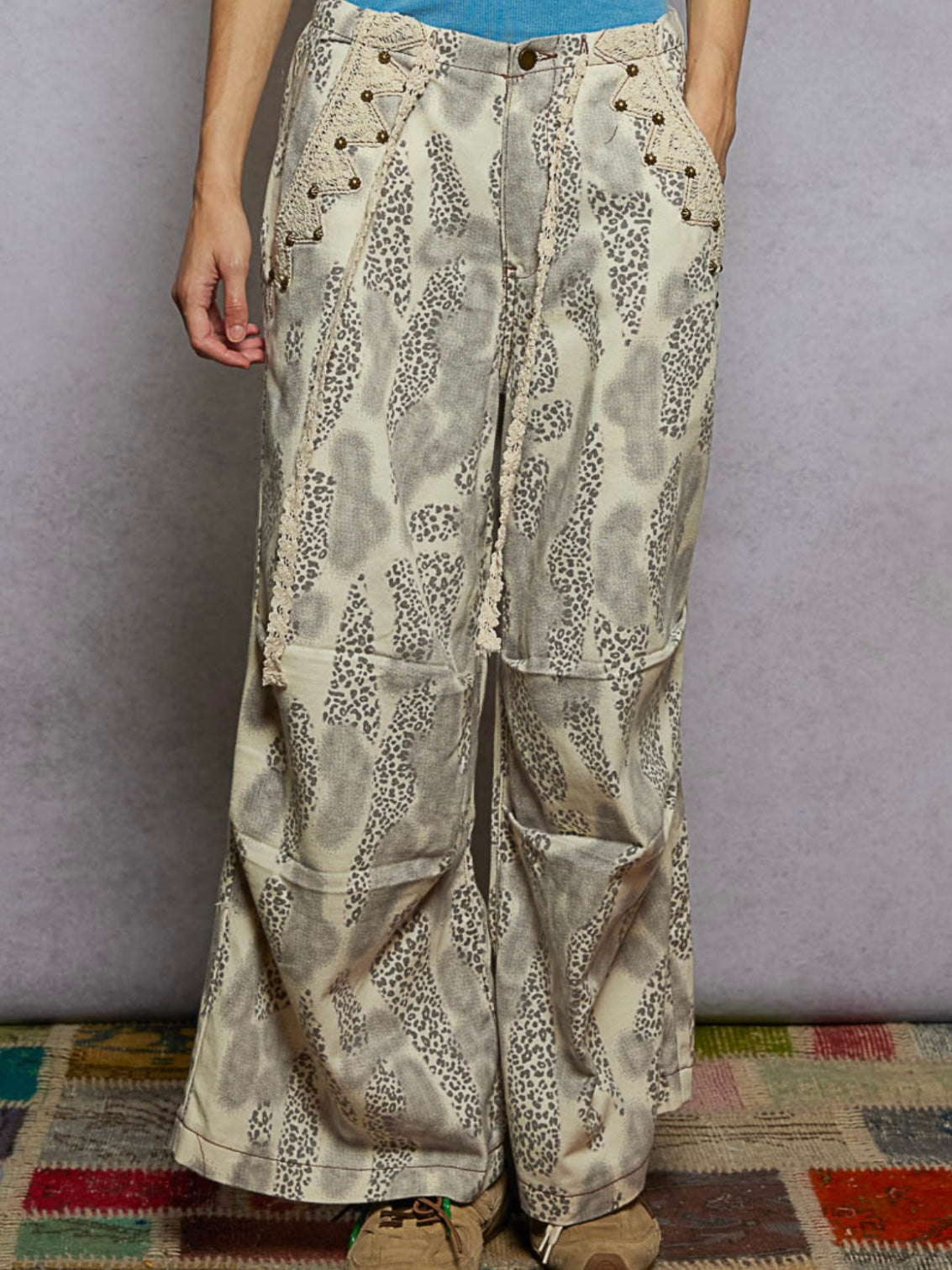 Camo printed barrel studded pants