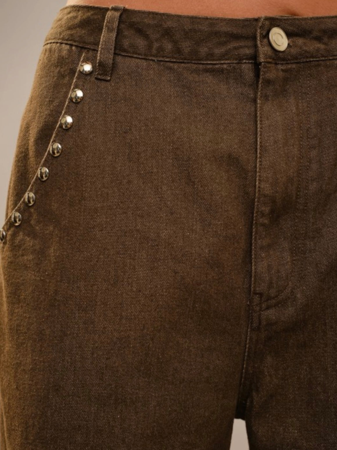 Brown pockets studded relaxed fit jeans pants