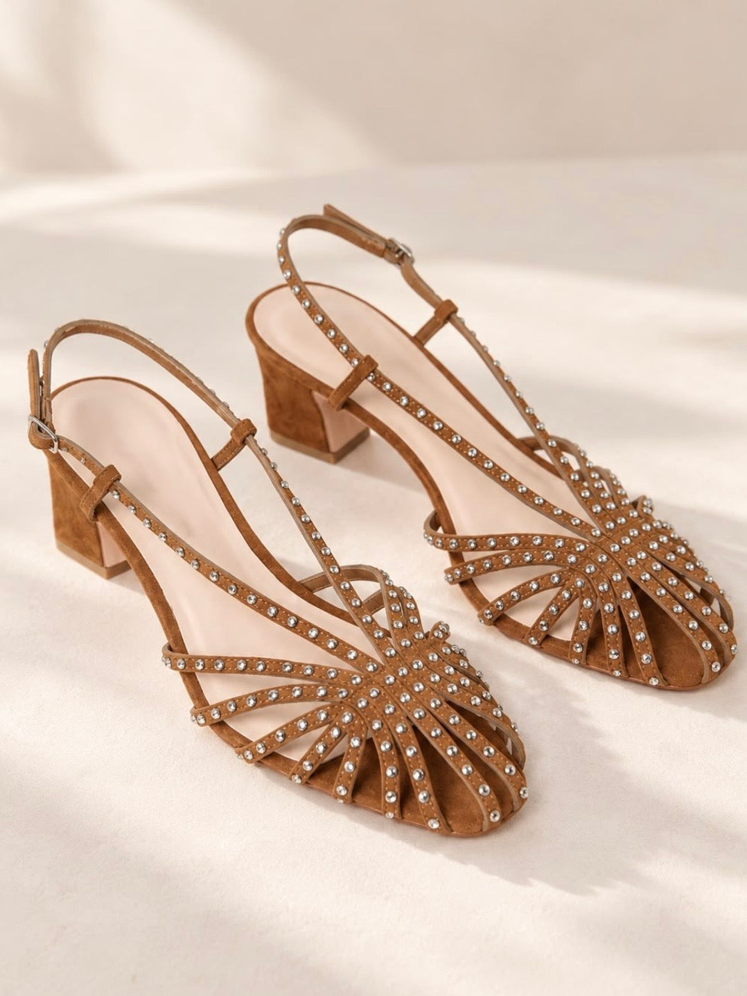Zapatos planos romanos destalonados con punta redonda