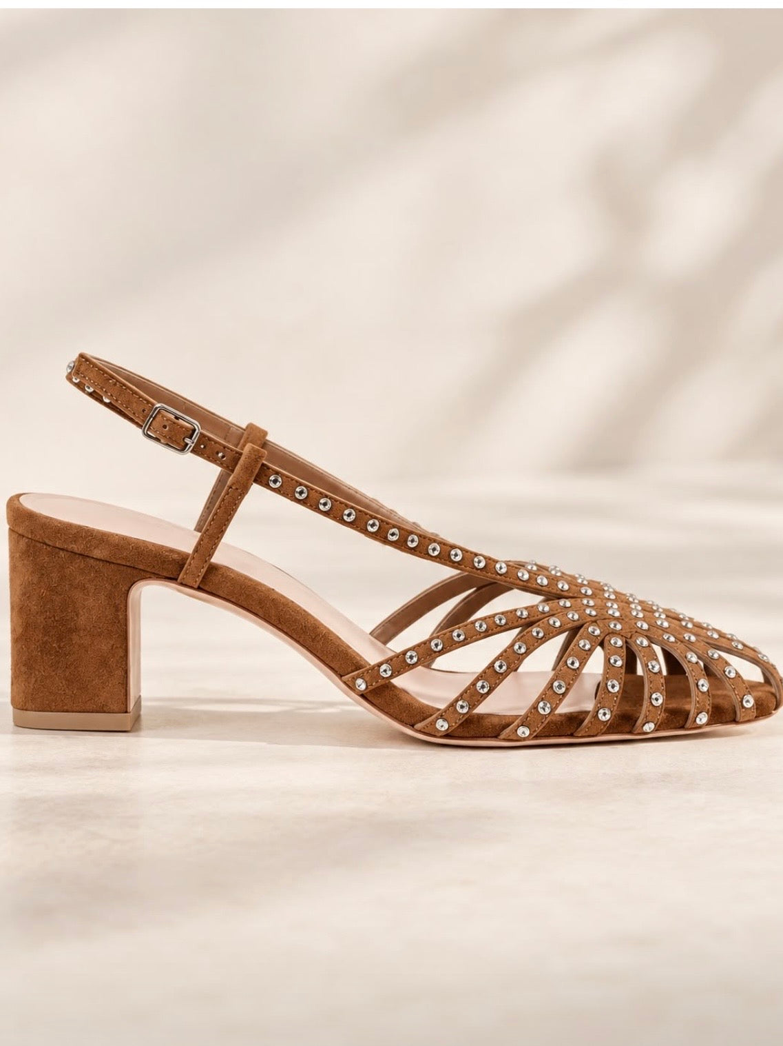 Zapatos planos romanos destalonados con punta redonda