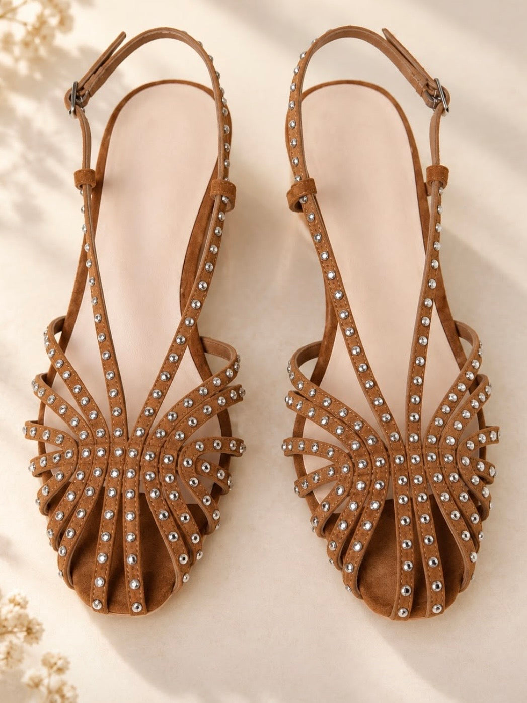 Zapatos planos romanos destalonados con punta redonda