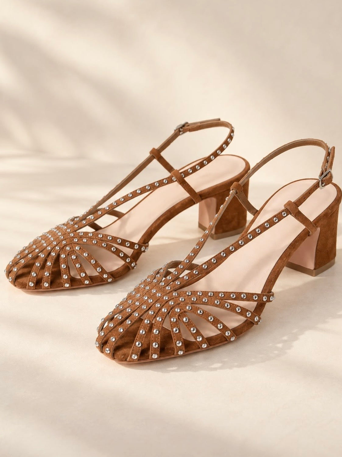 Zapatos planos romanos destalonados con punta redonda