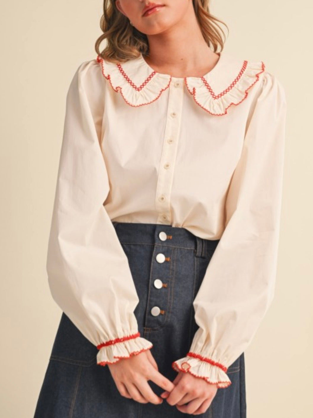 Blusa beige de lunares con mangas cortas abullonadas