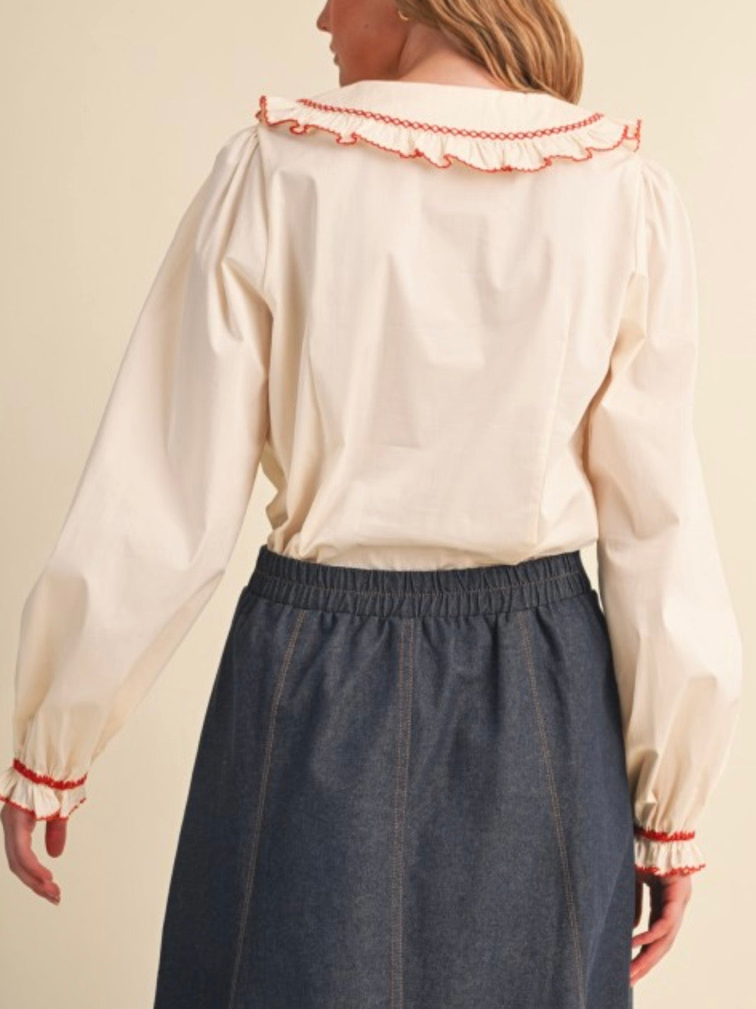 Blusa beige de lunares con mangas cortas abullonadas