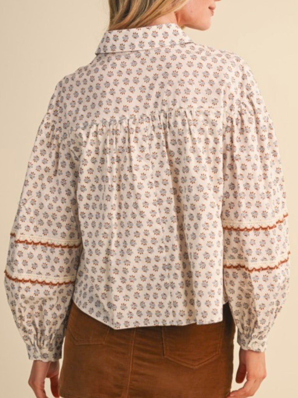 Blusa beige de lunares con mangas cortas abullonadas