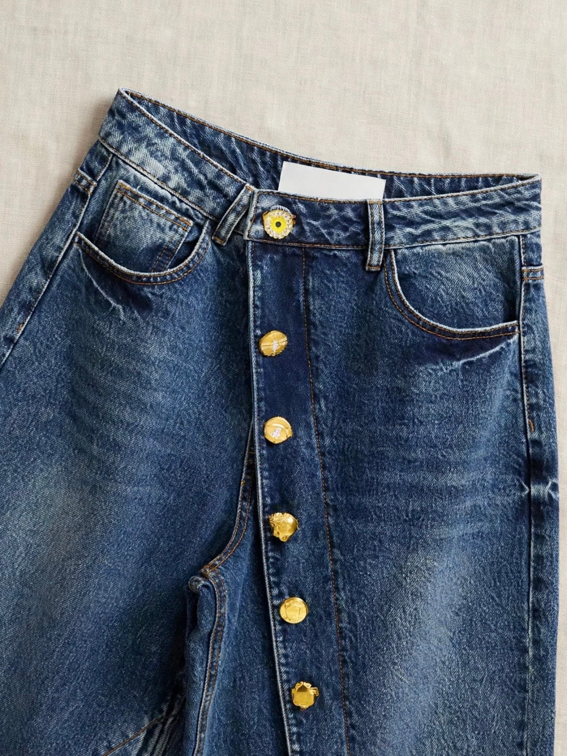 Barrel different gold buttons leg details pants