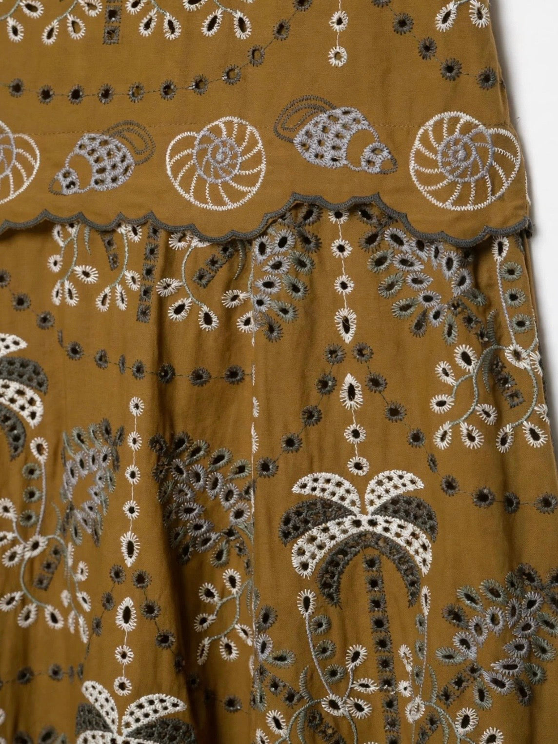 Conjunto de dos piezas de encaje con ojales en color marrón, beige y azul: top y falda midi