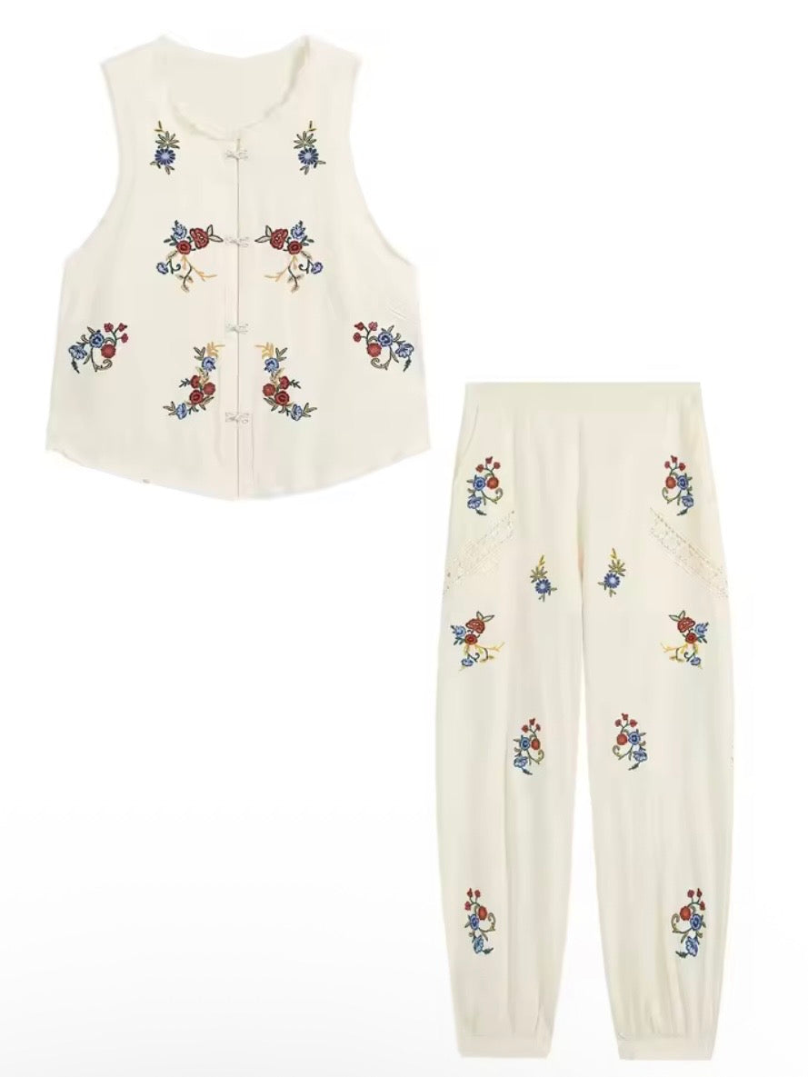 Conjunto de top y pantalones con detalle floral en color blanco hueso y rojo