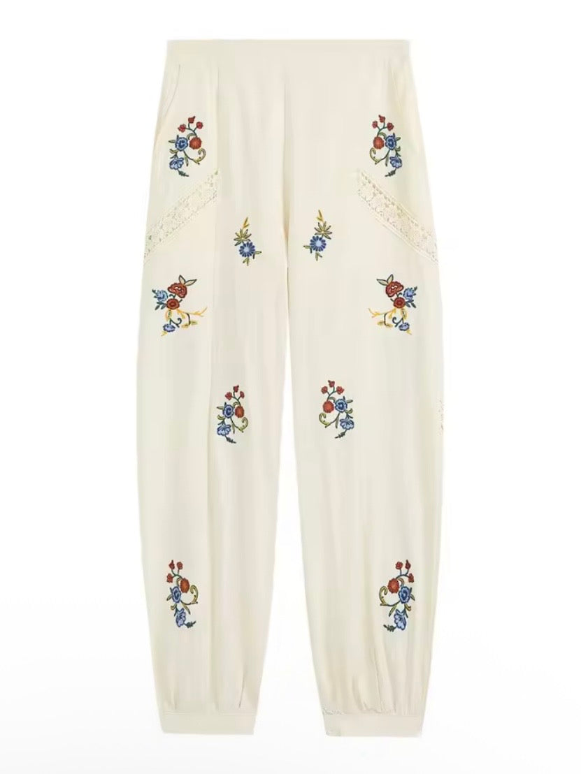 Conjunto de top y pantalones con detalle floral en color blanco hueso y rojo