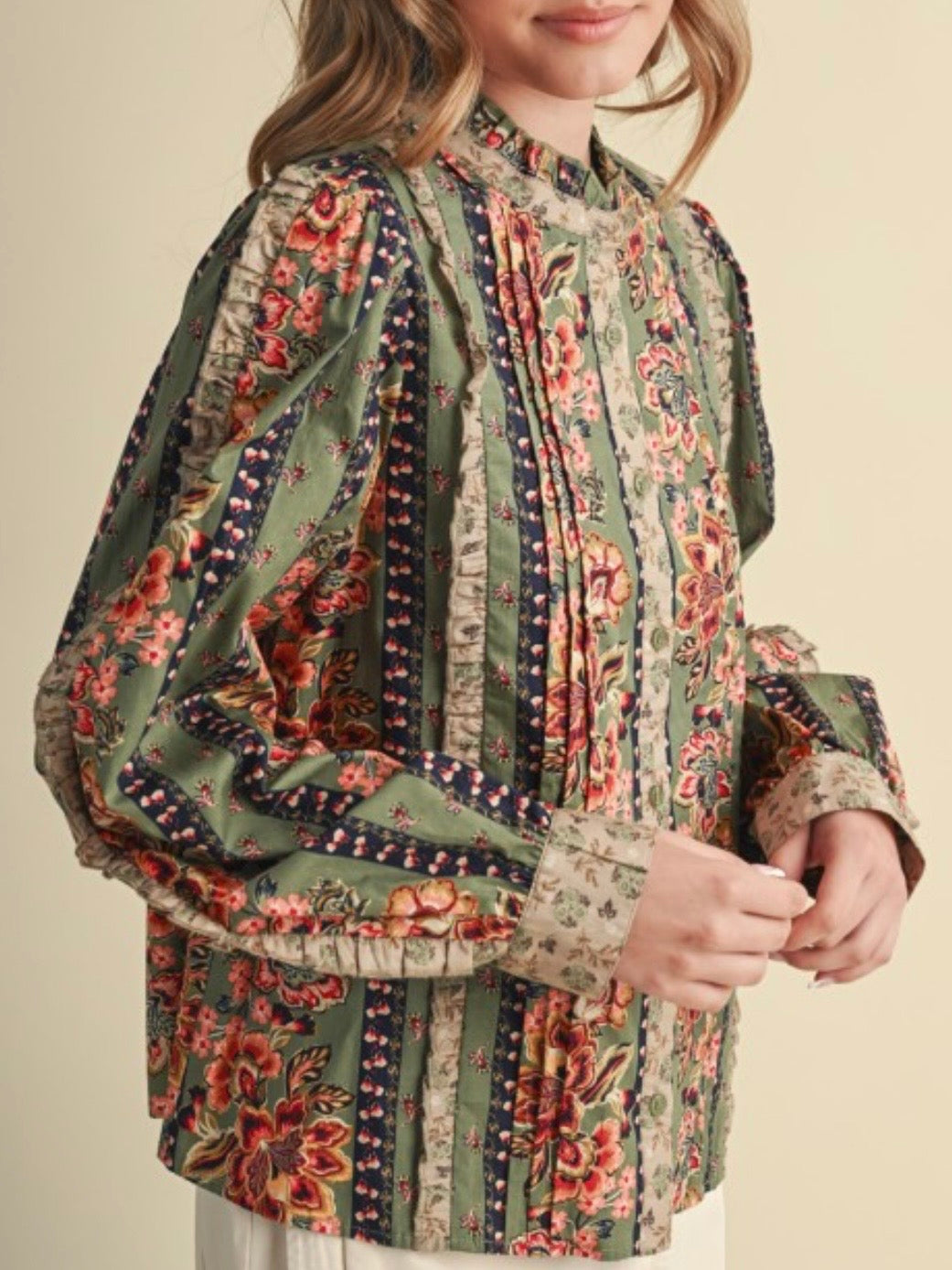 Blusa beige de lunares con mangas cortas abullonadas