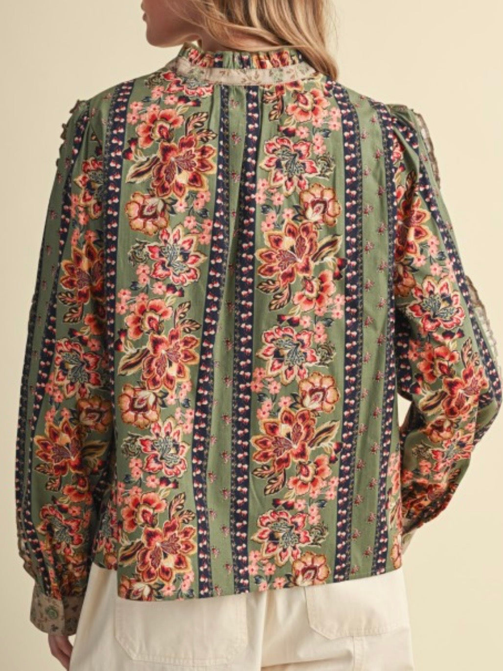 Blusa beige de lunares con mangas cortas abullonadas