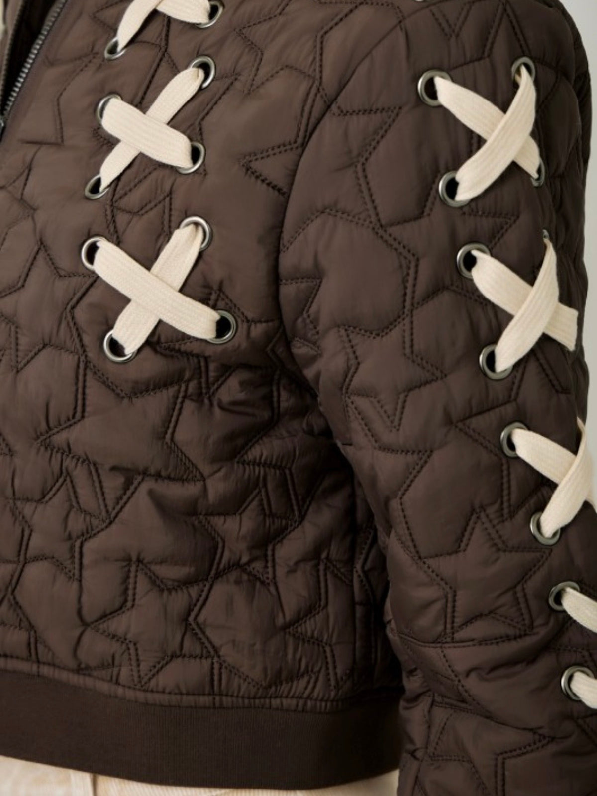 Chaqueta acolchada de mezclilla azul claro con detalles bordados de flores blancas