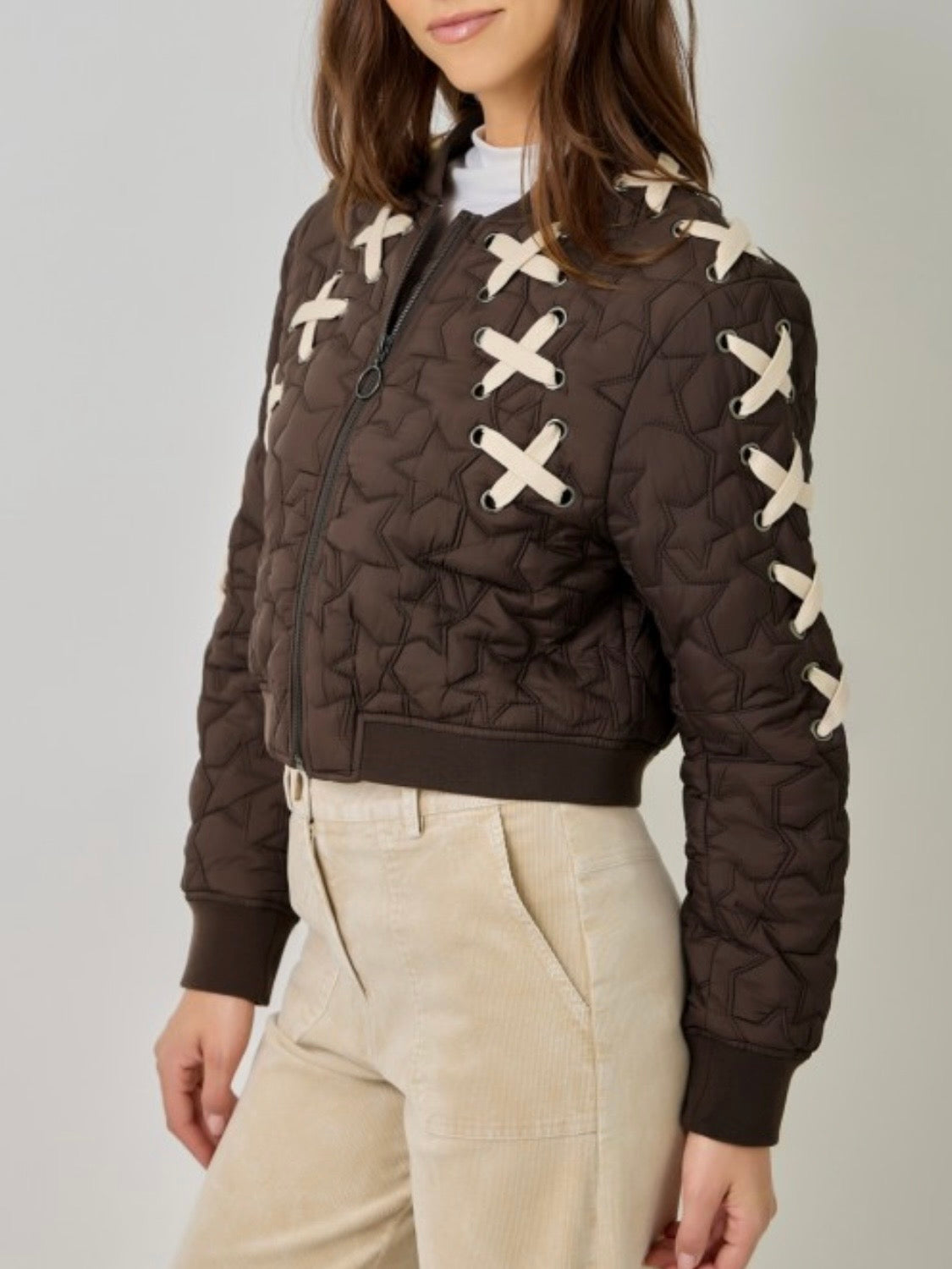 Chaqueta acolchada de mezclilla azul claro con detalles bordados de flores blancas