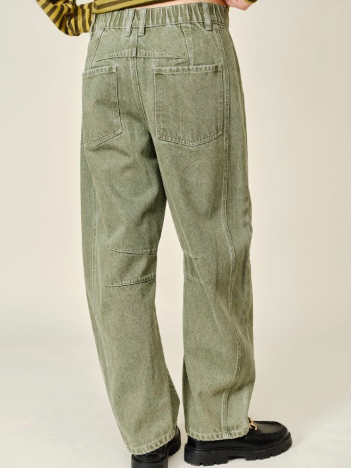 Pantalones de mezclilla con costuras tipo barril