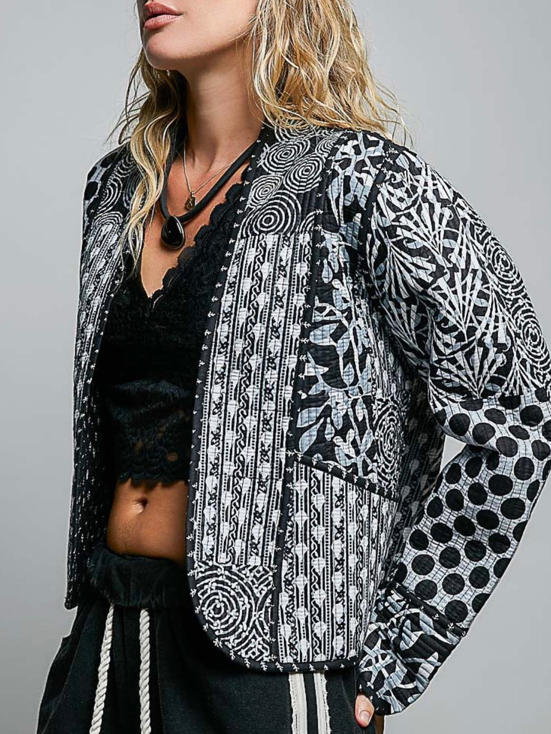 Chaqueta acolchada de mezclilla azul claro con detalles bordados de flores blancas