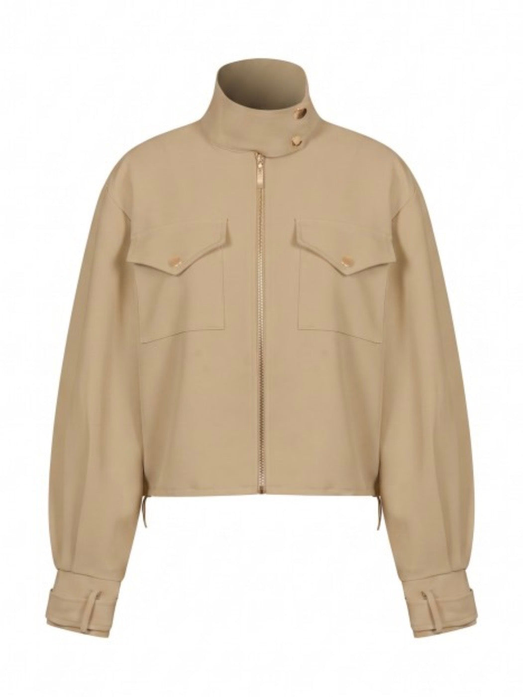 Chaqueta color verde oliva con detalles bordados y cierre