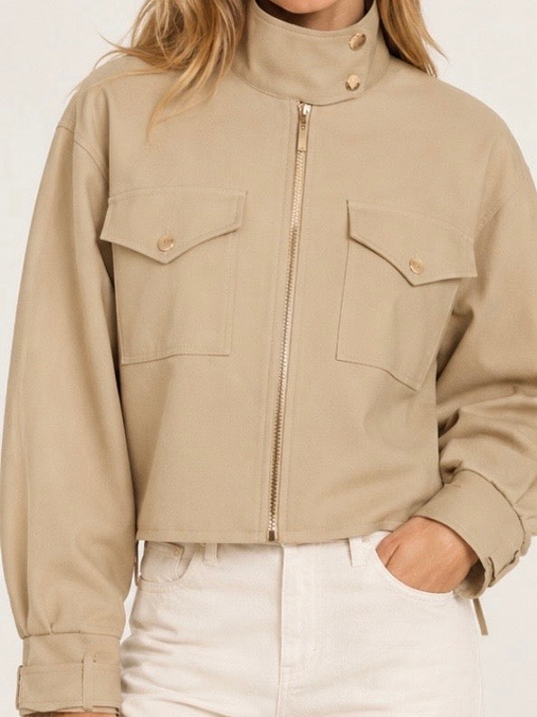 Chaqueta color verde oliva con detalles bordados y cierre