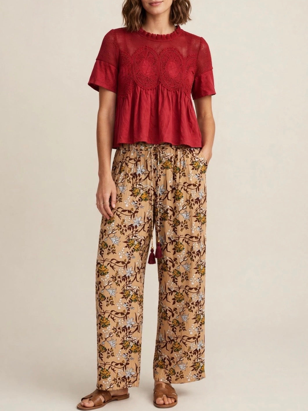 Blusa roja de flores con mangas abullonadas cortas