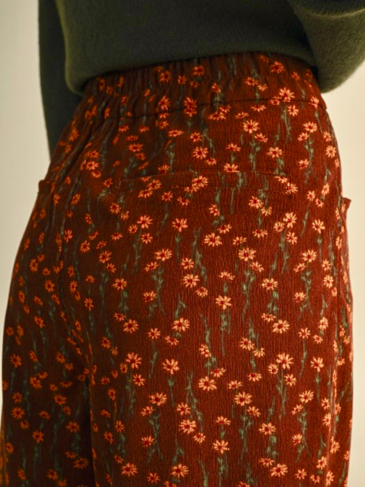 Pantalones capri rectos de tela en colores sólidos