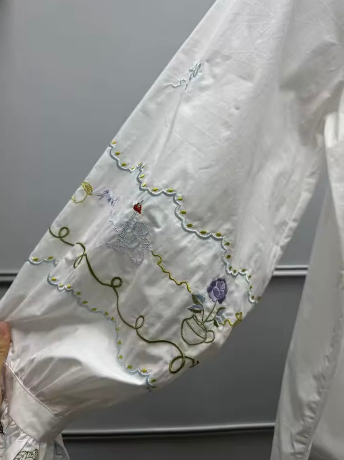 White floral embroidered long sleeves shirt