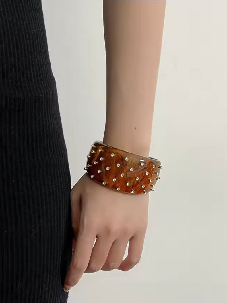 Retro resin studded brown wide bracelet