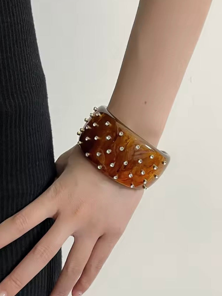 Retro resin studded brown wide bracelet