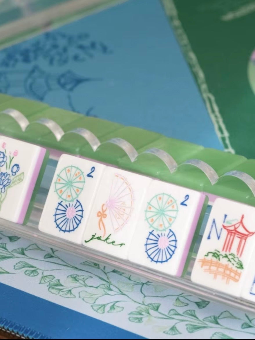 White and dark green umbrella Mahjong tiles set