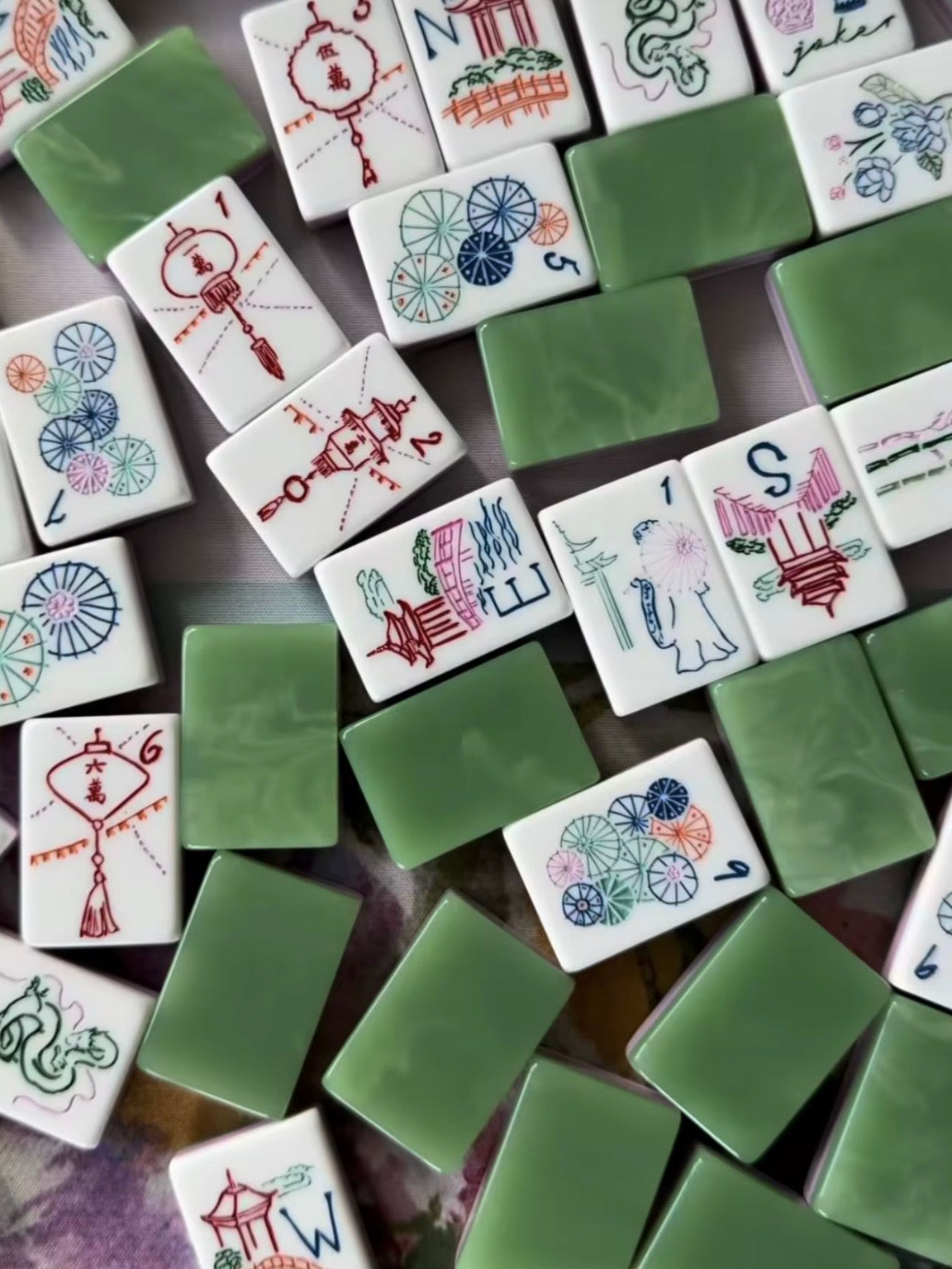 White and dark green umbrella Mahjong tiles set