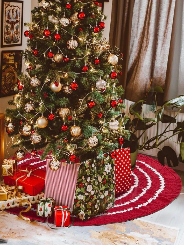 Sweet Vintage Pattern Christmas Tree Skirt, high quality Red White and Green, Red Rose Wreaths on White Background