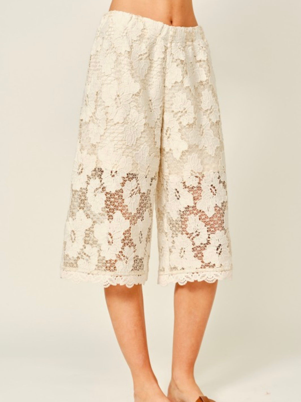 Beige floral lace Bermudas long shorts pants