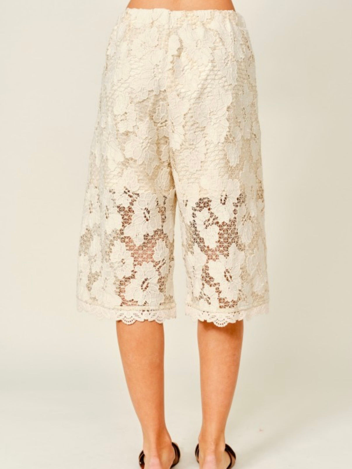 Beige floral lace Bermudas long shorts pants