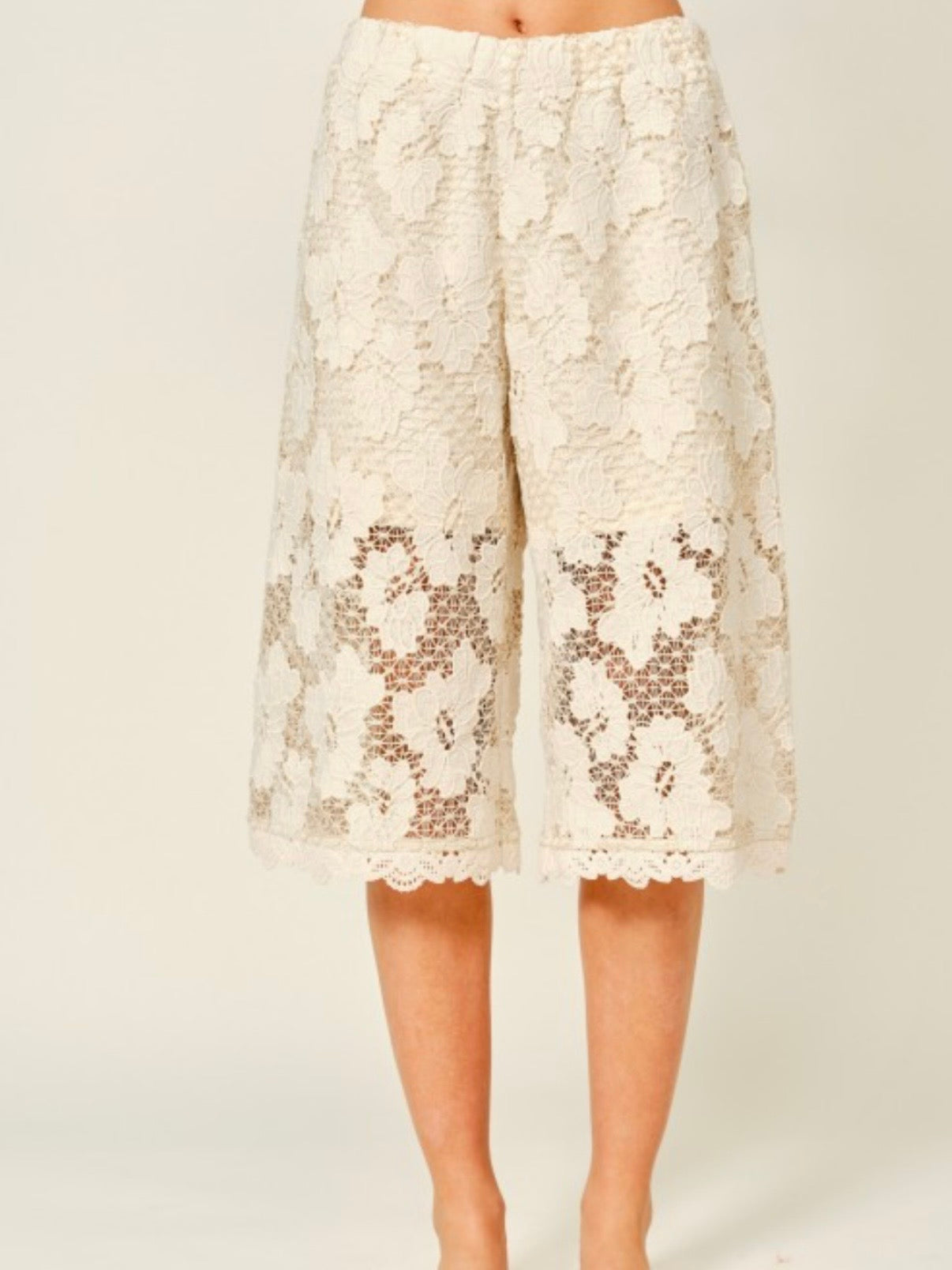 Beige floral lace Bermudas long shorts pants