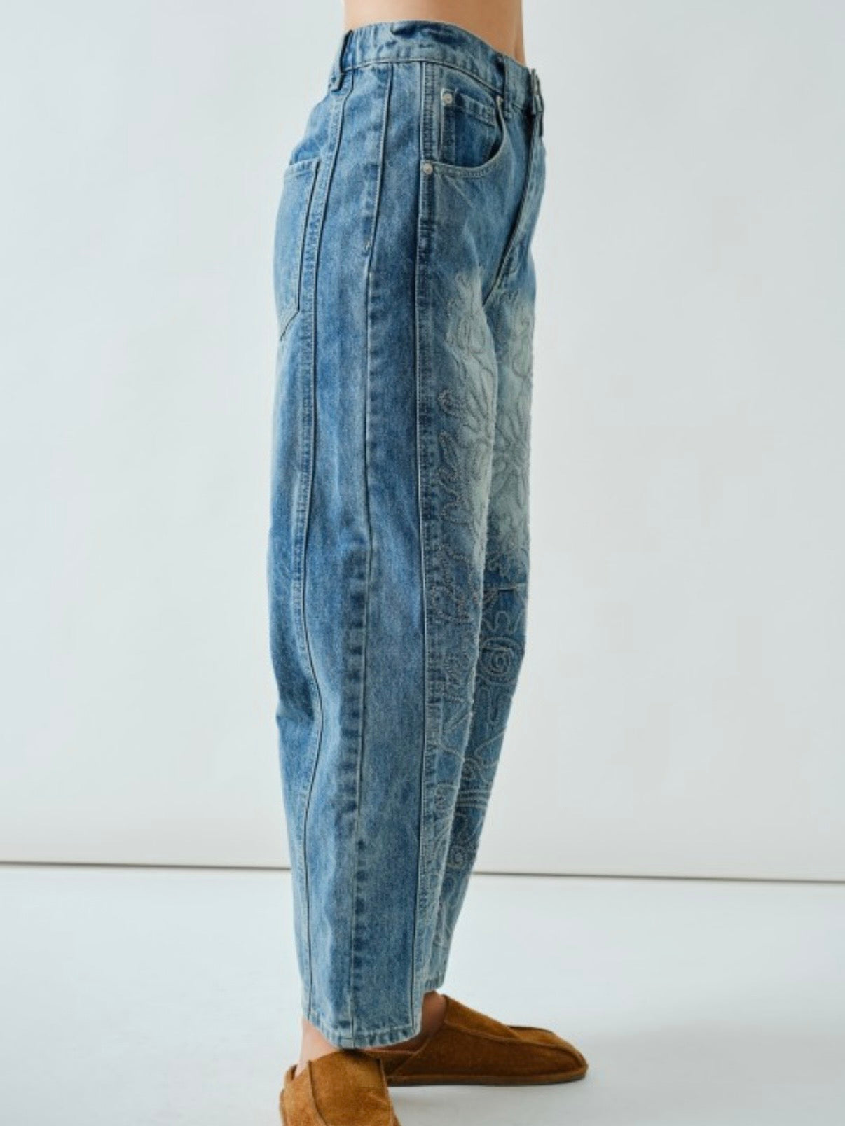Blue block washed barrel with floral embroidered jeans pants