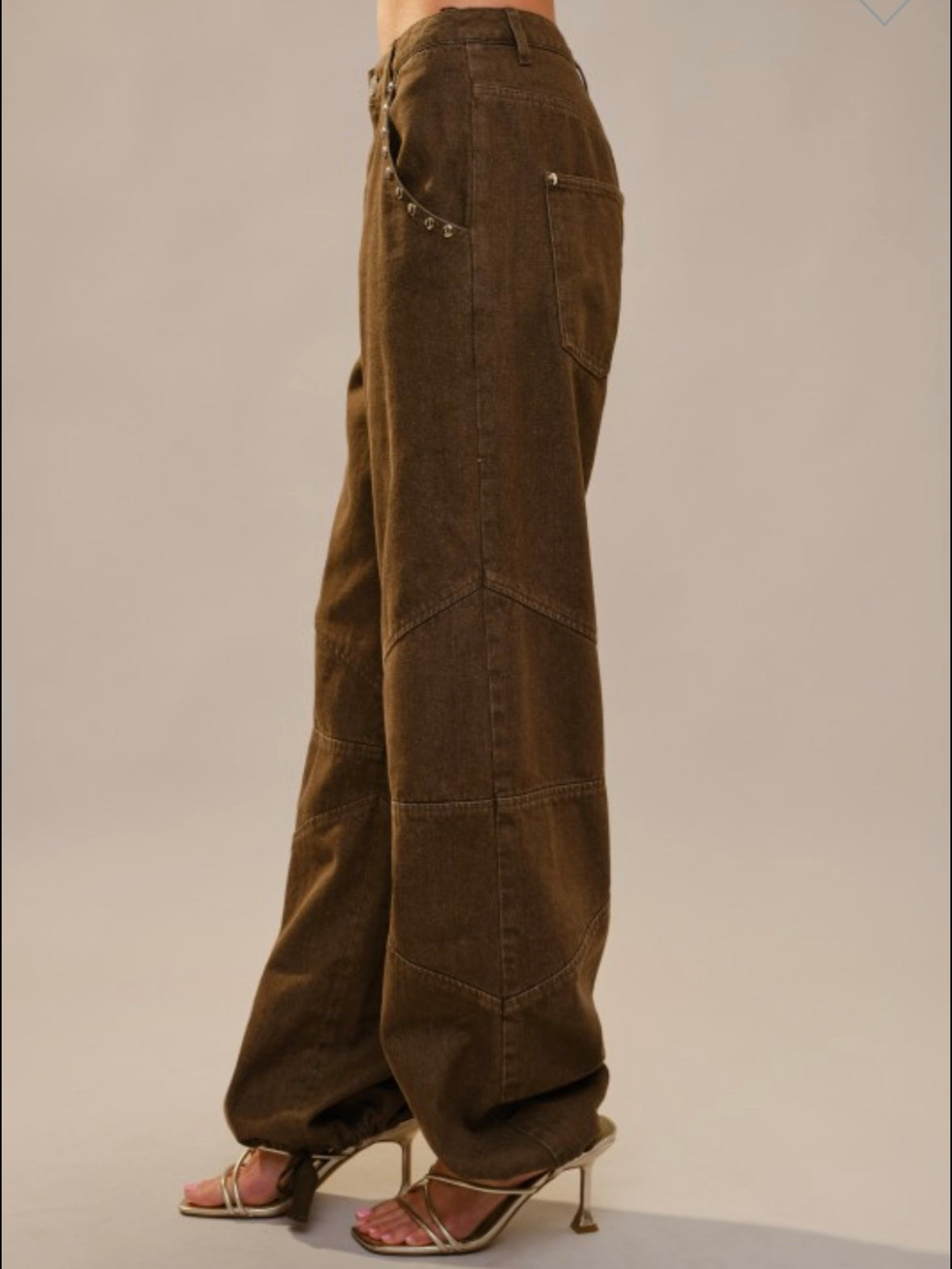 Brown pockets studded relaxed fit jeans pants