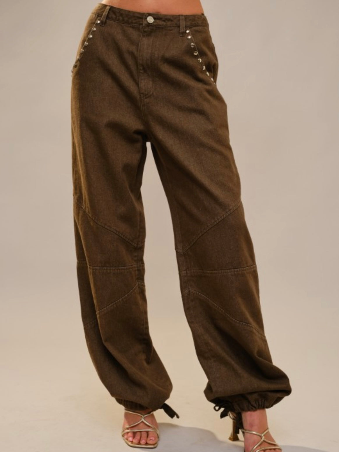 Brown pockets studded relaxed fit jeans pants