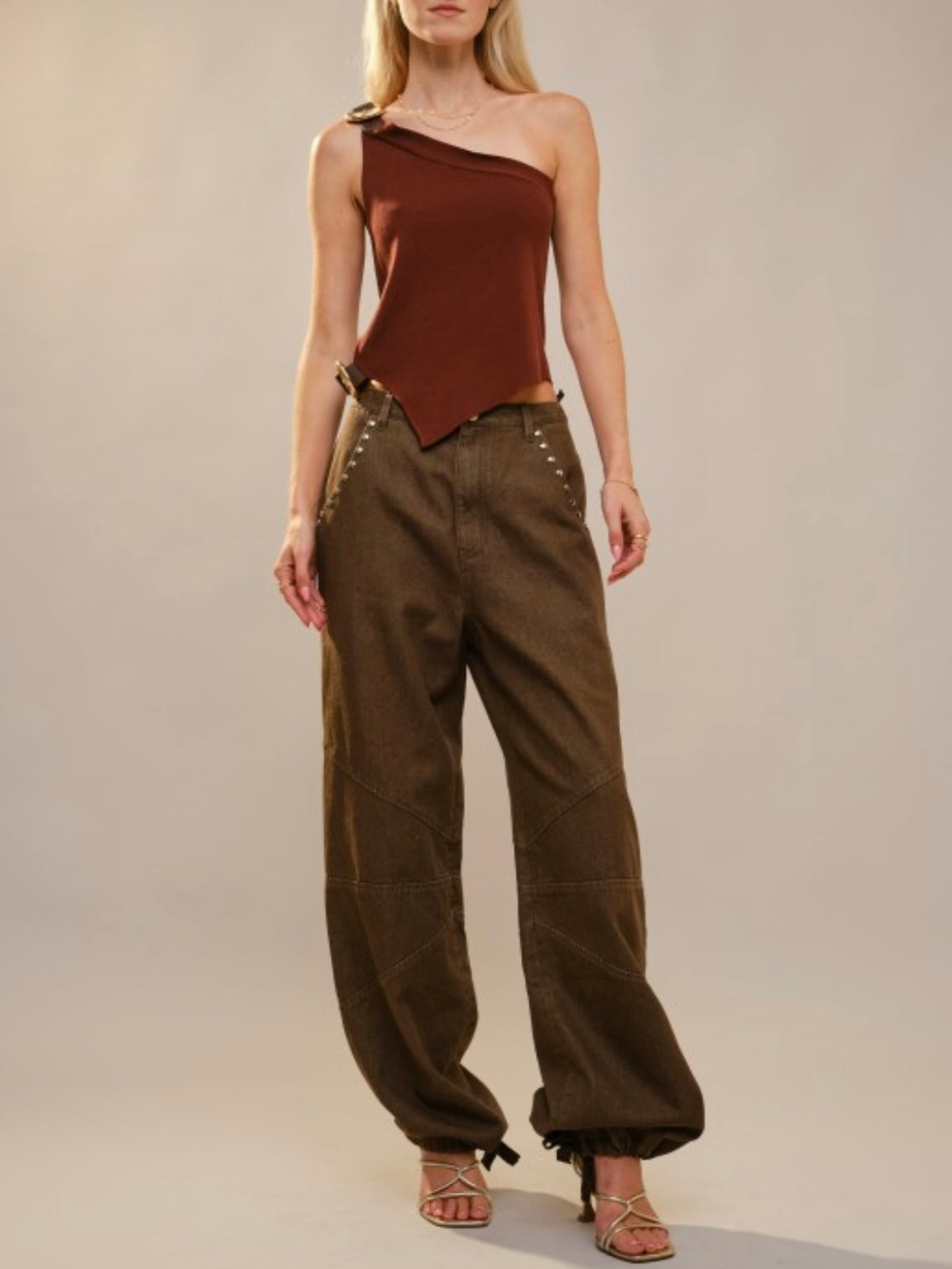 Brown pockets studded relaxed fit jeans pants