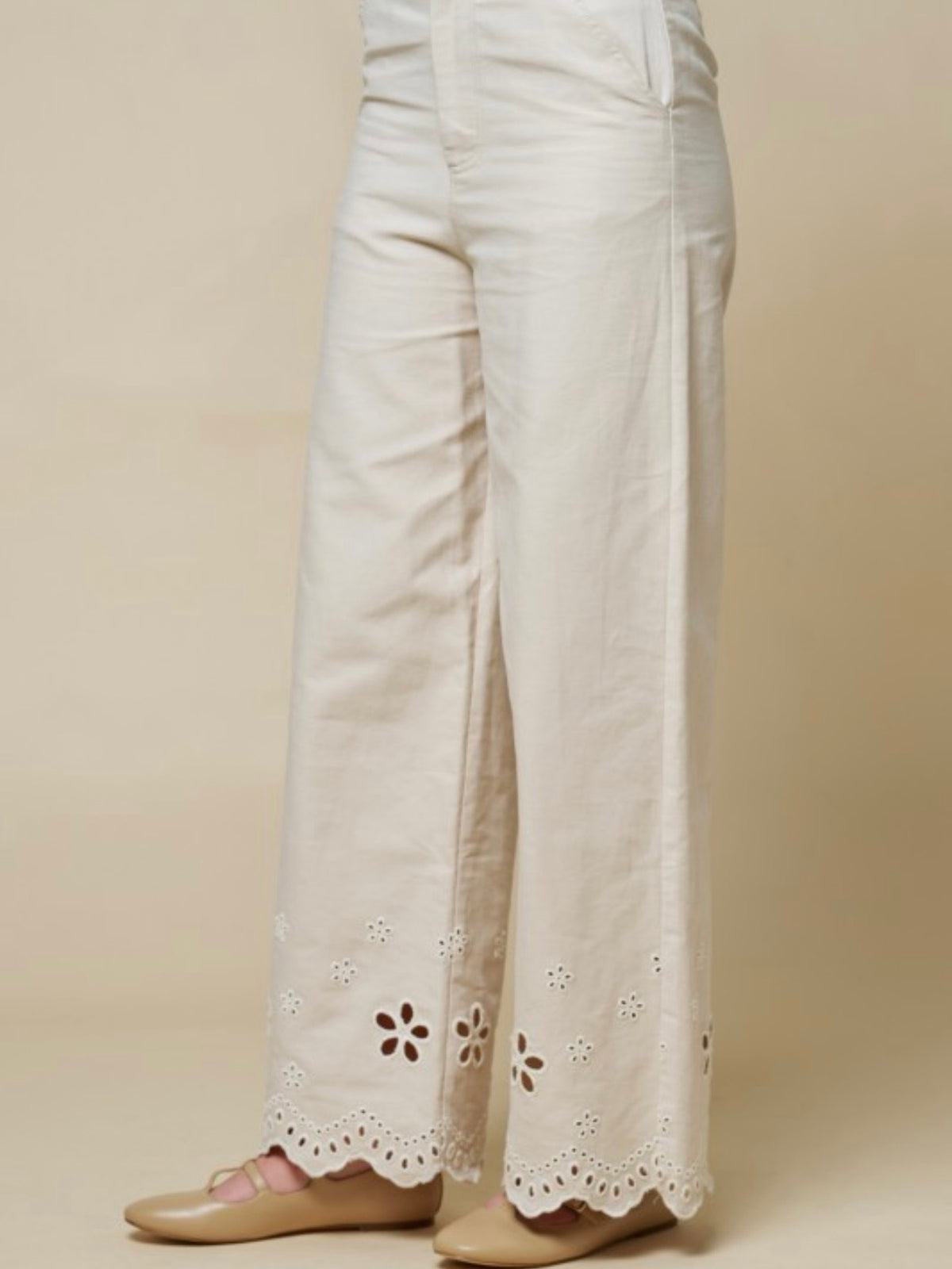 Beige eyelet Floral fabric straight Capri pants