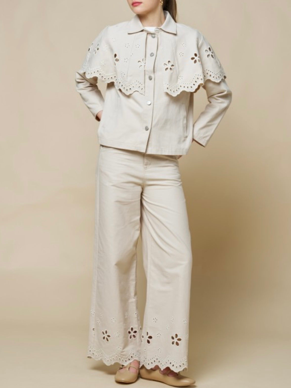 Beige eyelet Floral fabric straight Capri pants