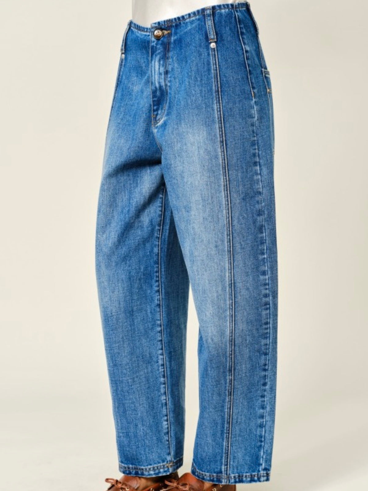 Blue jeans barrel seams pants