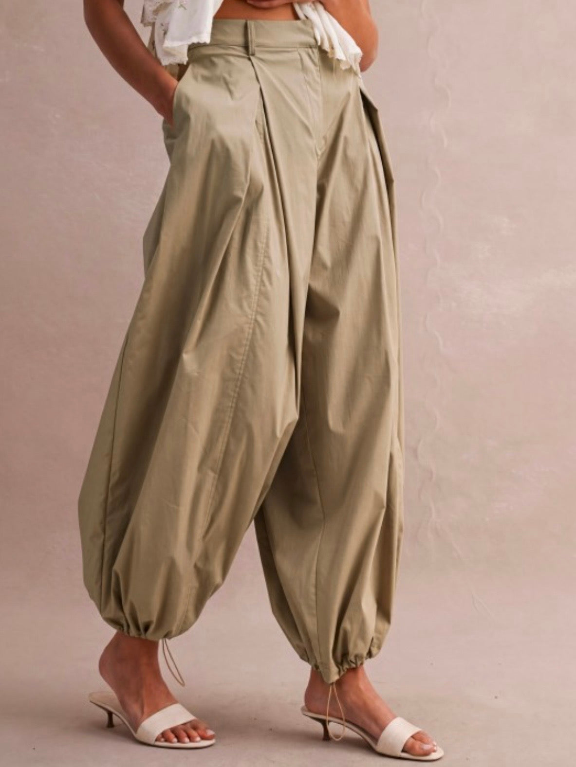 Beige High-wasted balloon leg front pleats wrap style pants)