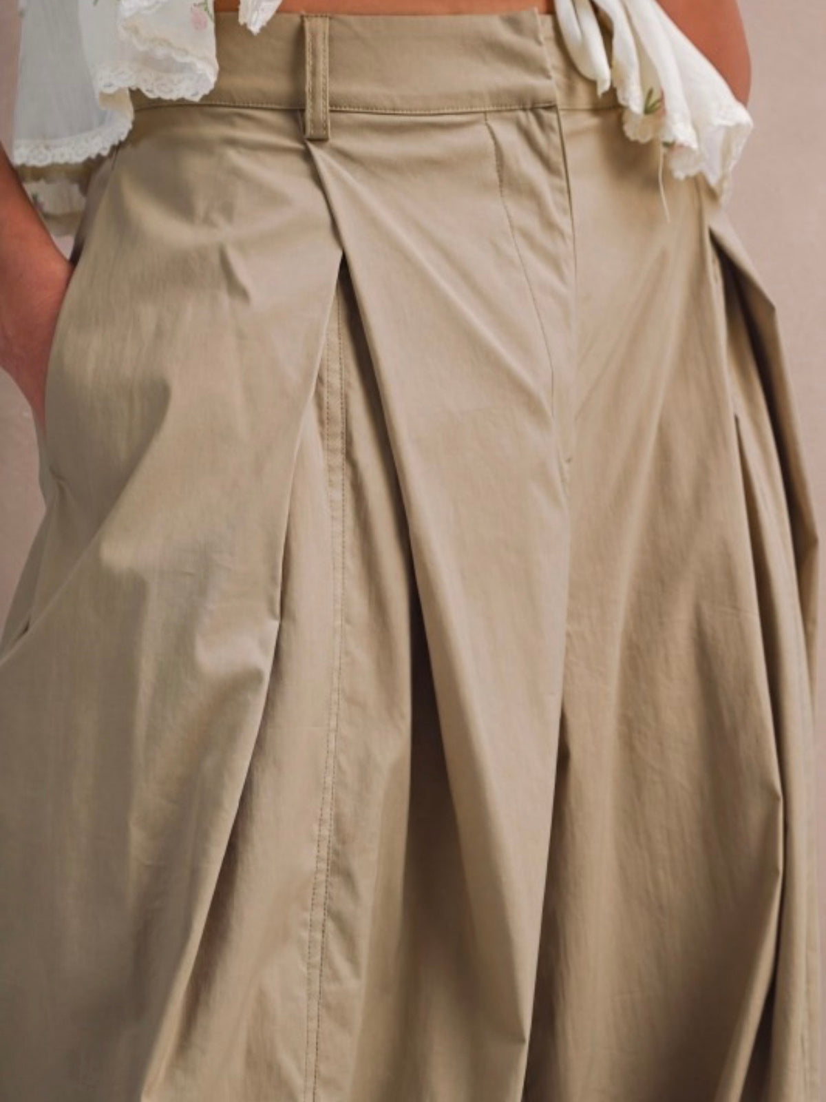 Beige High-wasted balloon leg front pleats wrap style pants)