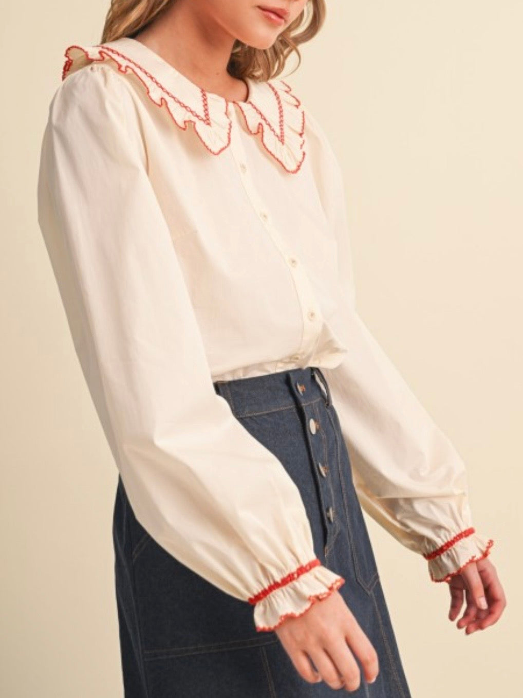 Blusa beige de lunares con mangas cortas abullonadas