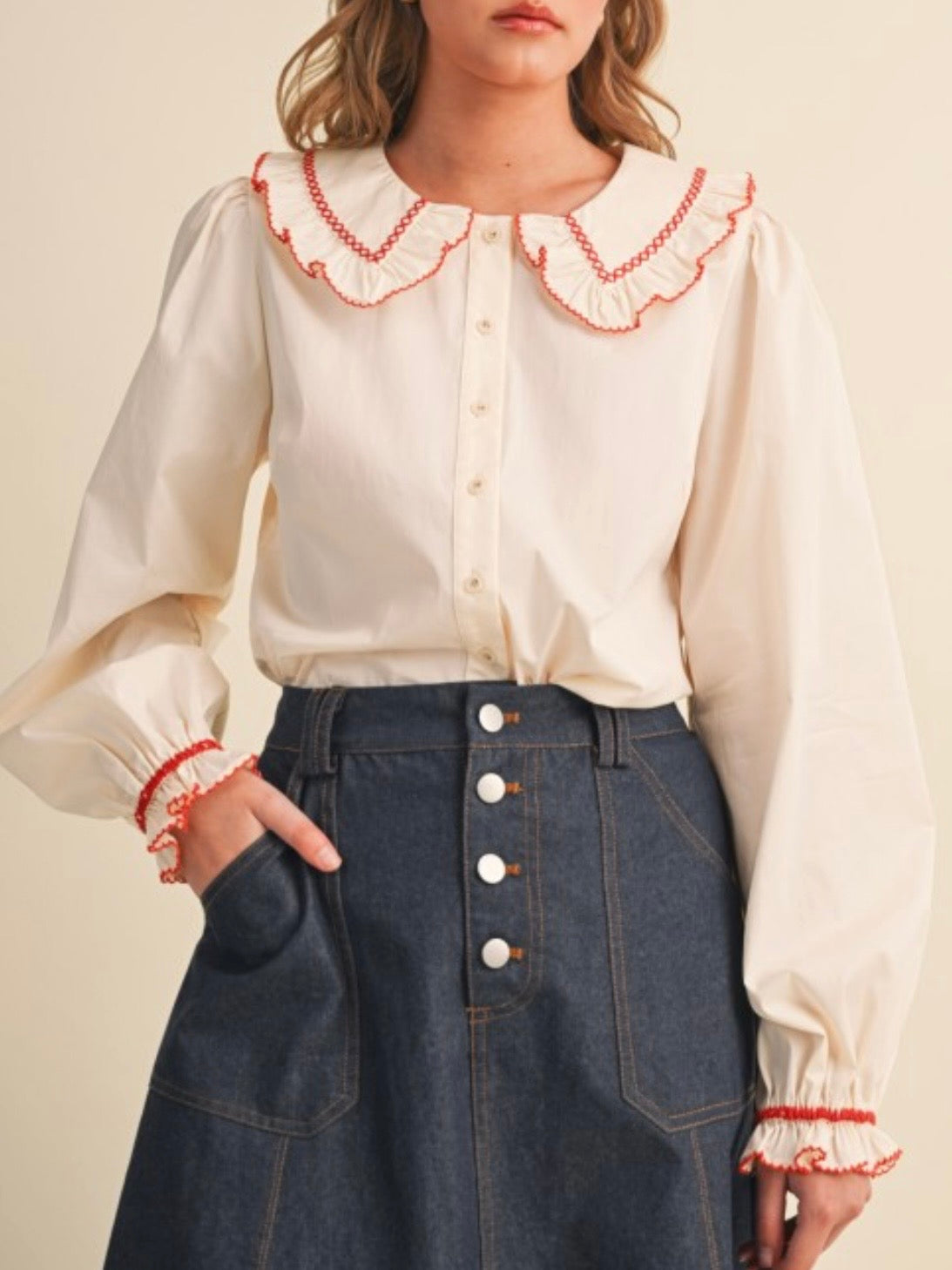 Blusa beige de lunares con mangas cortas abullonadas