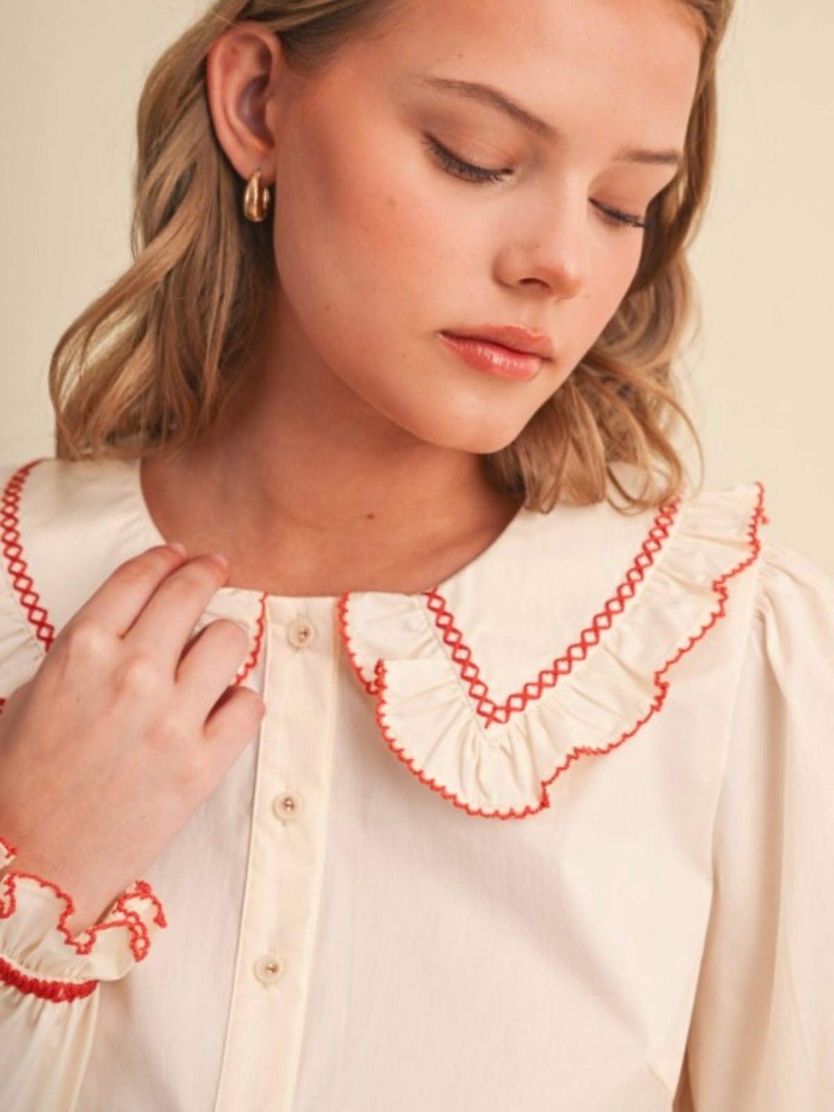 Blusa beige de lunares con mangas cortas abullonadas