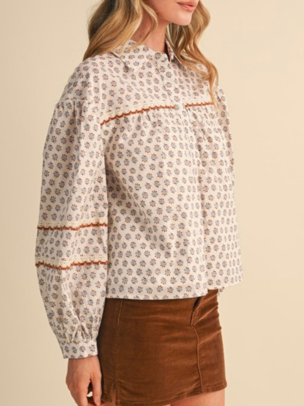 Blusa beige de lunares con mangas cortas abullonadas