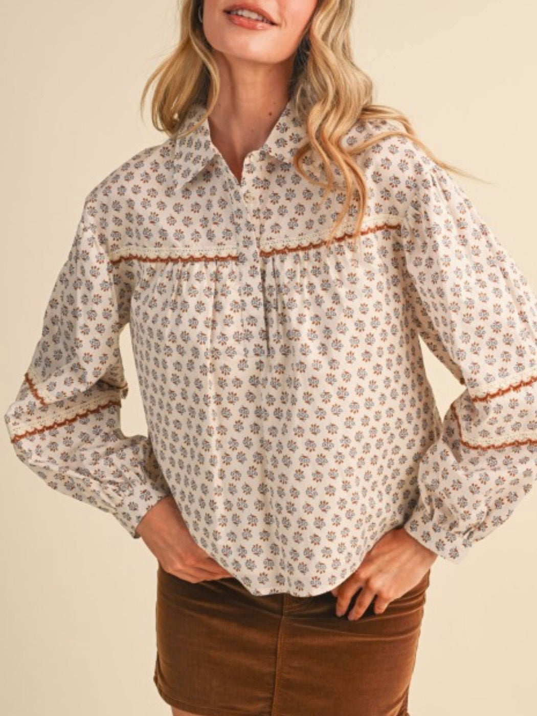 Blusa beige de lunares con mangas cortas abullonadas