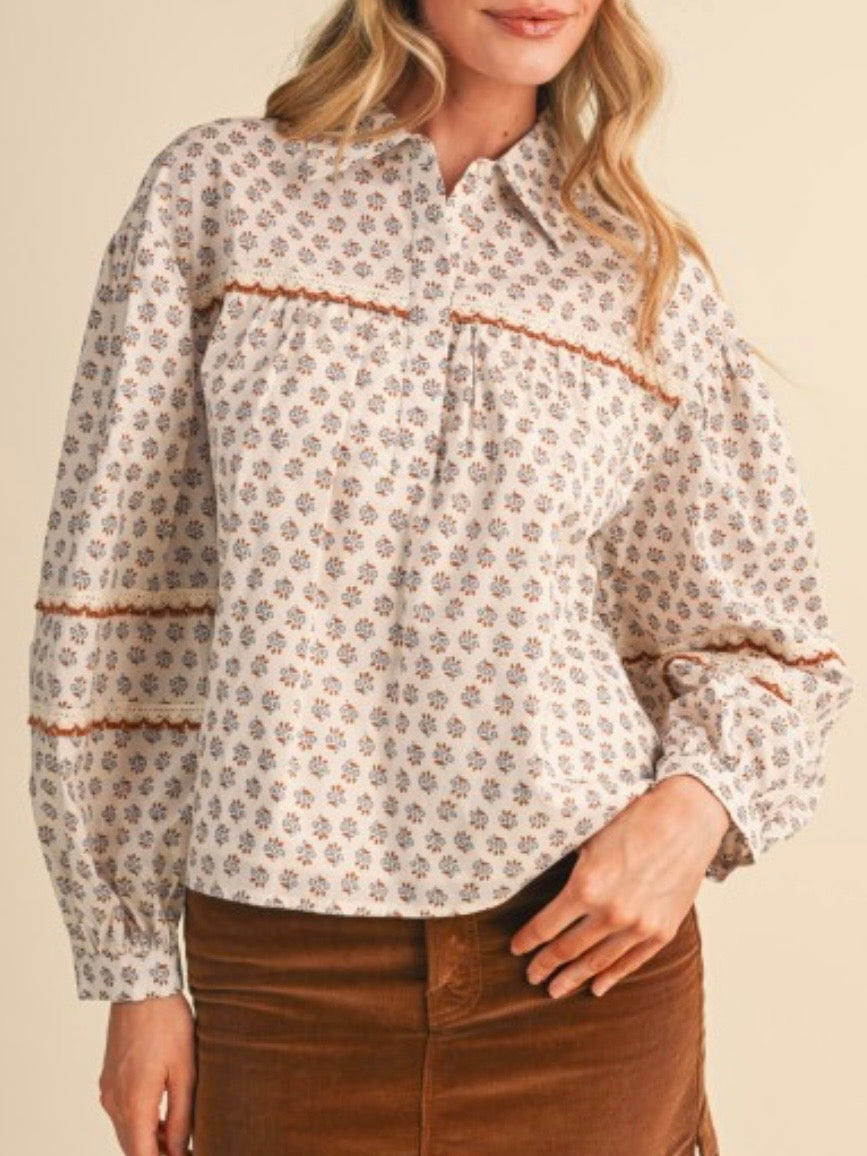 Blusa beige de lunares con mangas cortas abullonadas
