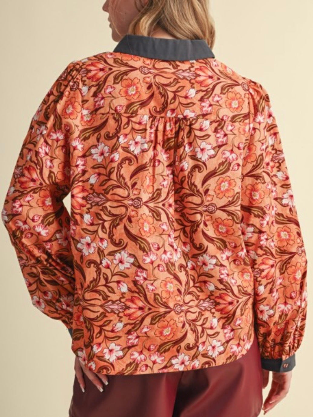 Blusa beige de lunares con mangas cortas abullonadas