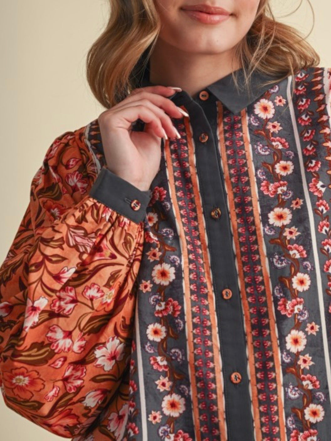 Blusa beige de lunares con mangas cortas abullonadas